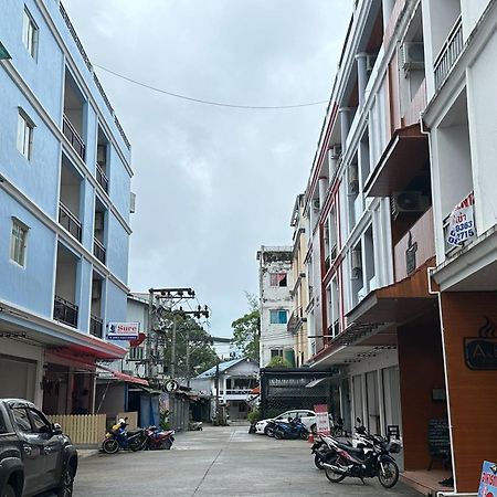 Sure Guesthouse Pantai Kamala Bagian luar foto