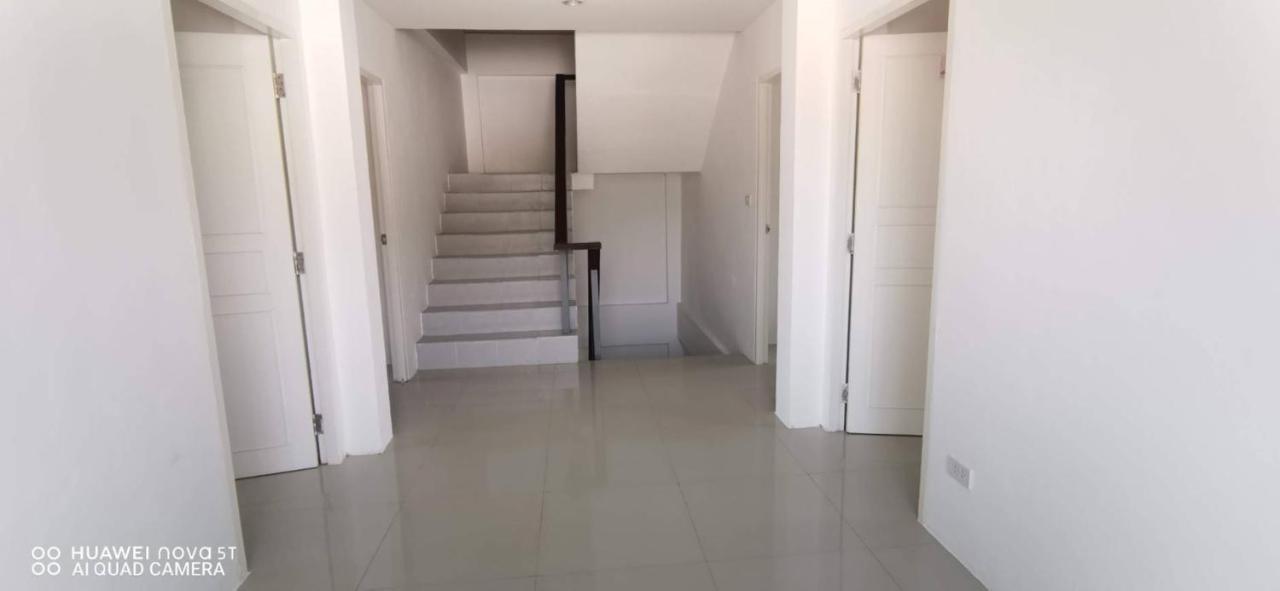 Sure Guesthouse Pantai Kamala Bagian luar foto