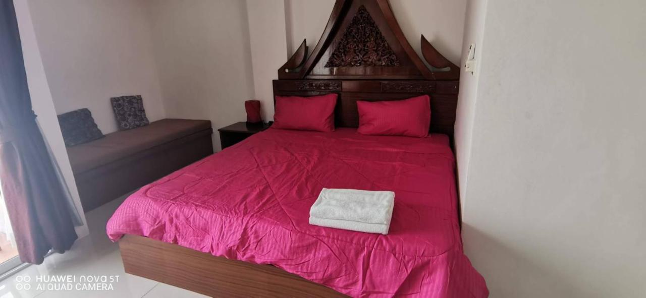 Sure Guesthouse Pantai Kamala Bagian luar foto
