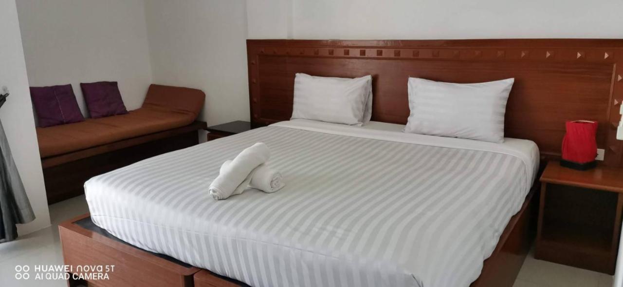 Sure Guesthouse Pantai Kamala Bagian luar foto