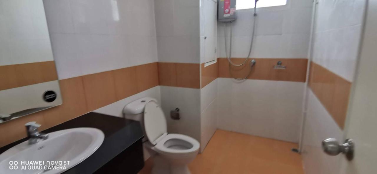 Sure Guesthouse Pantai Kamala Bagian luar foto