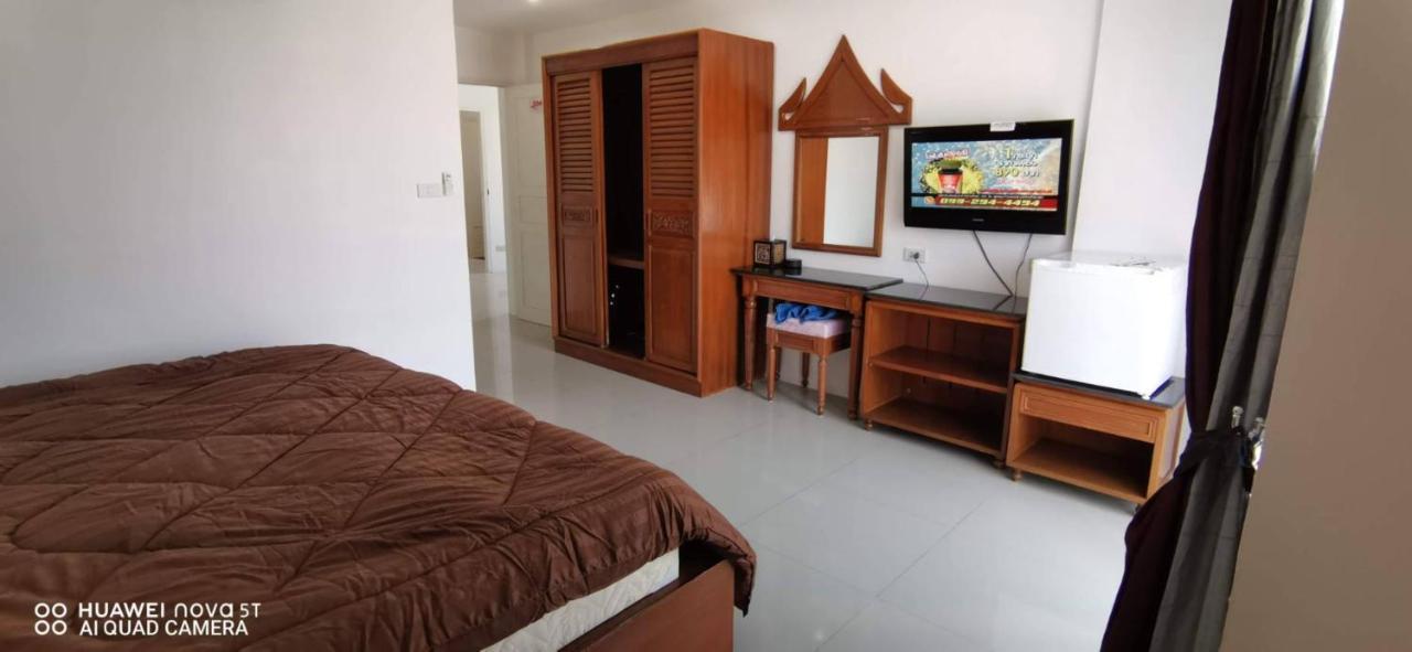 Sure Guesthouse Pantai Kamala Bagian luar foto