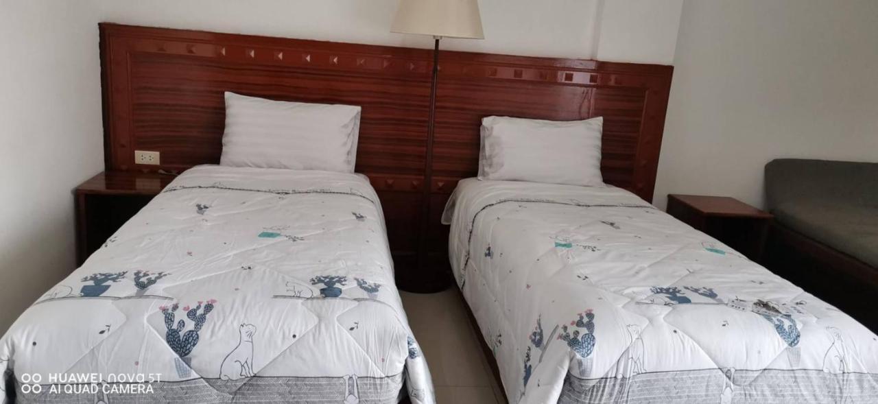 Sure Guesthouse Pantai Kamala Bagian luar foto