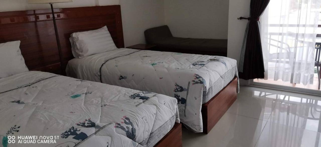 Sure Guesthouse Pantai Kamala Bagian luar foto