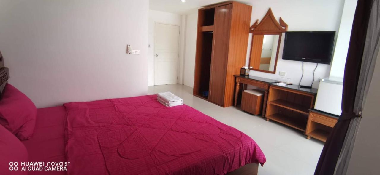 Sure Guesthouse Pantai Kamala Bagian luar foto