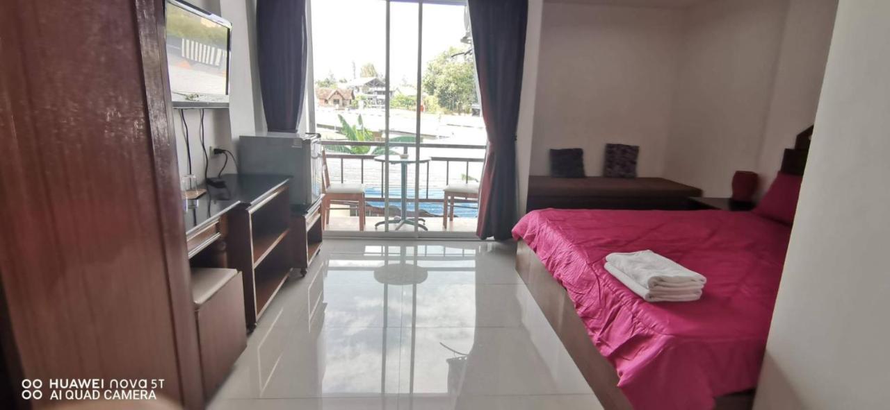Sure Guesthouse Pantai Kamala Bagian luar foto