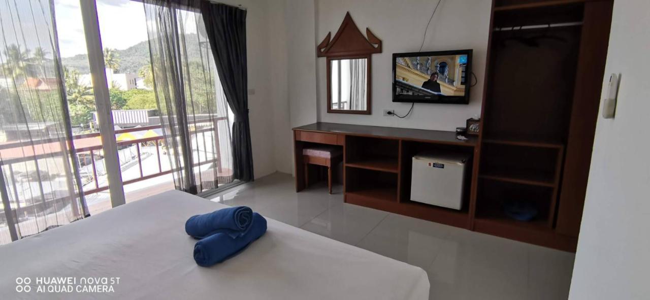 Sure Guesthouse Pantai Kamala Bagian luar foto
