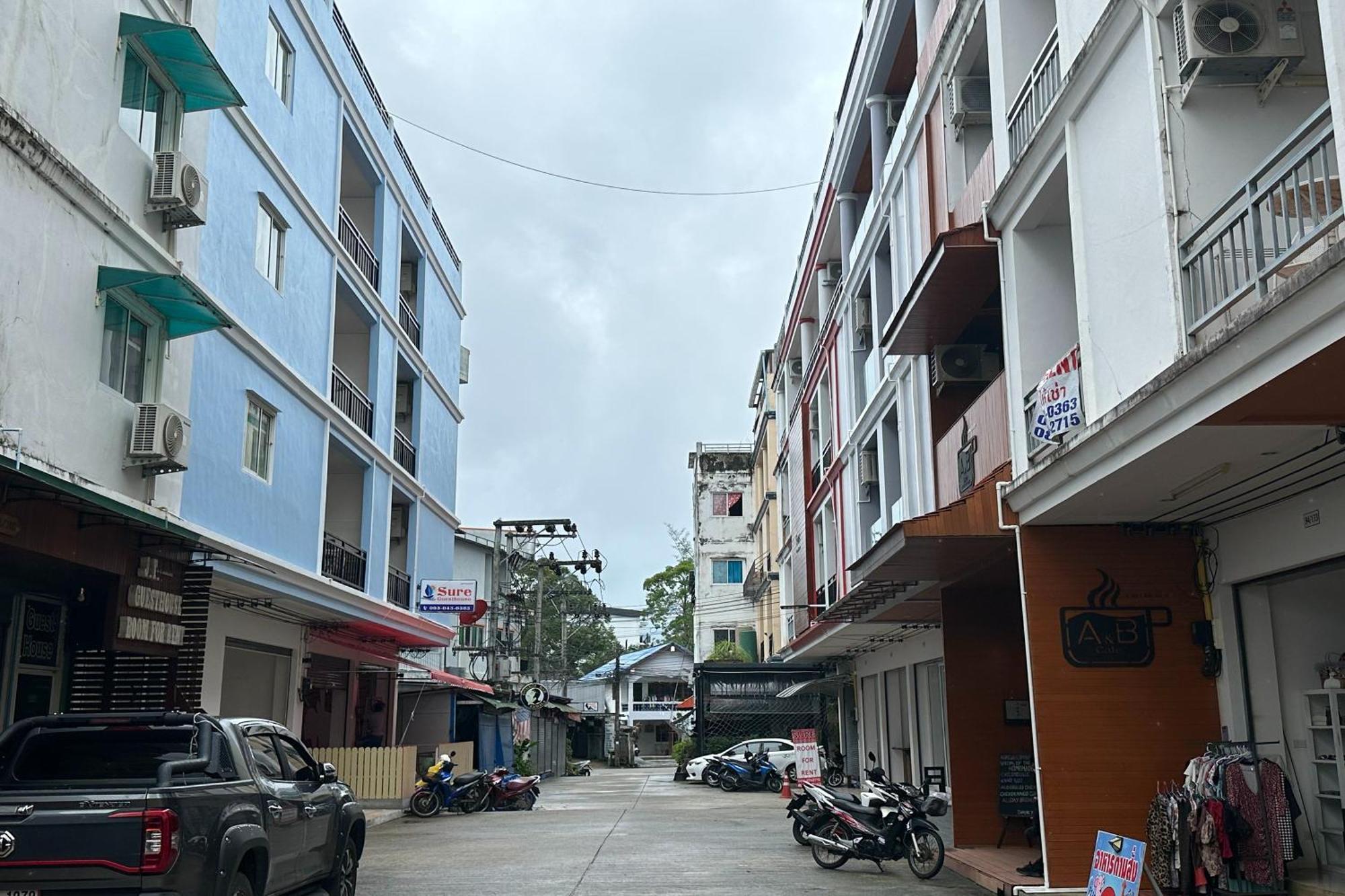 Sure Guesthouse Pantai Kamala Bagian luar foto