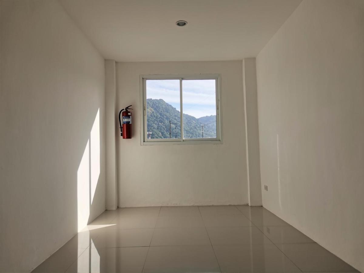 Sure Guesthouse Pantai Kamala Bagian luar foto