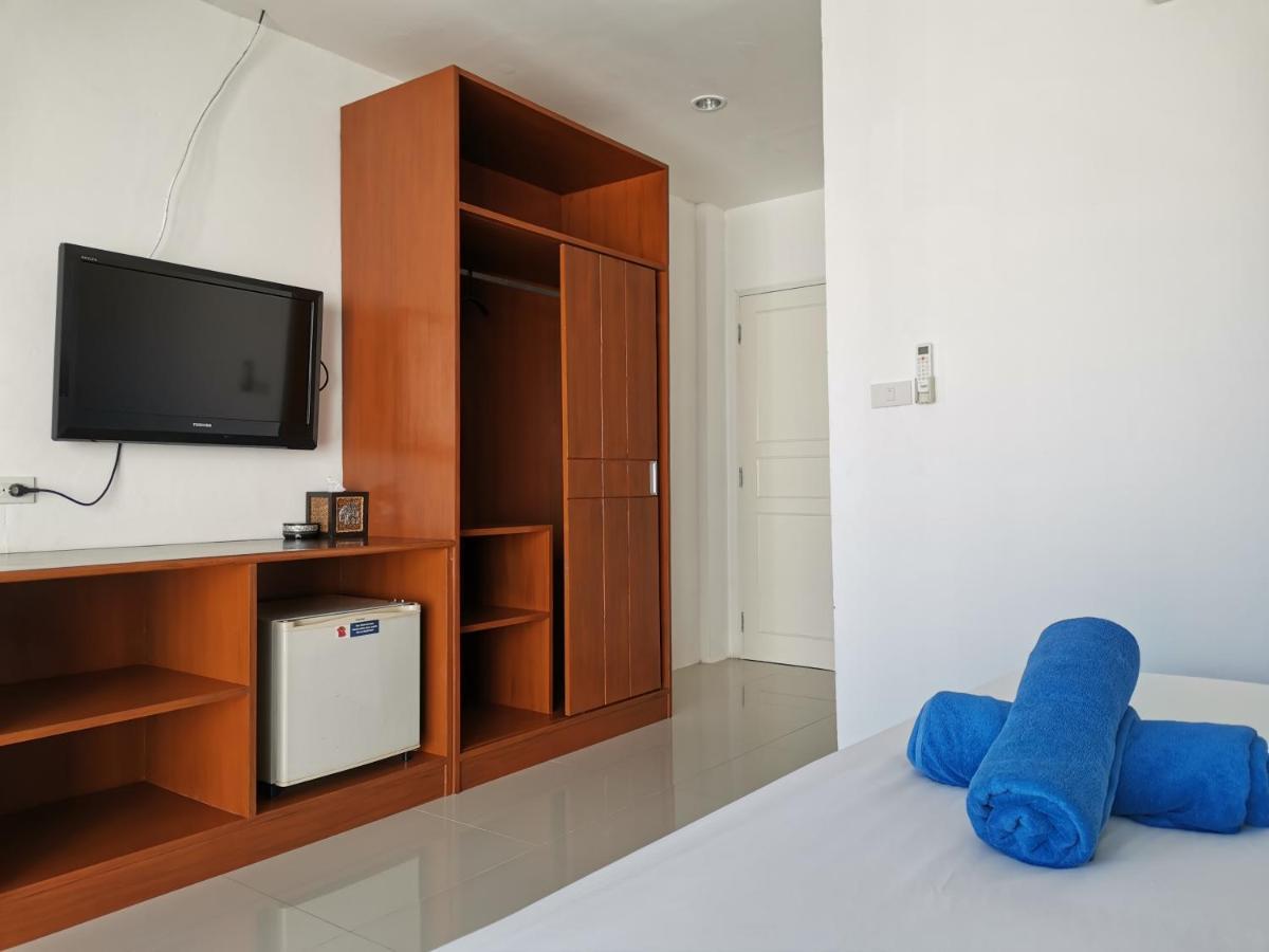 Sure Guesthouse Pantai Kamala Bagian luar foto