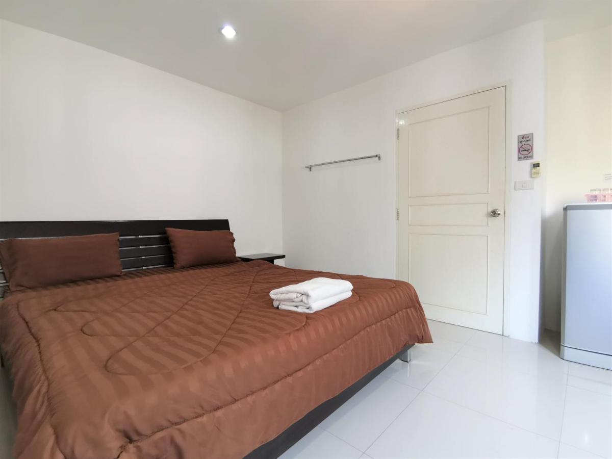 Sure Guesthouse Pantai Kamala Bagian luar foto