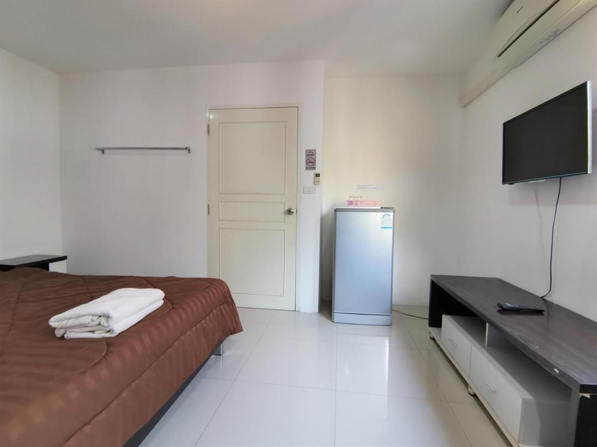 Sure Guesthouse Pantai Kamala Bagian luar foto