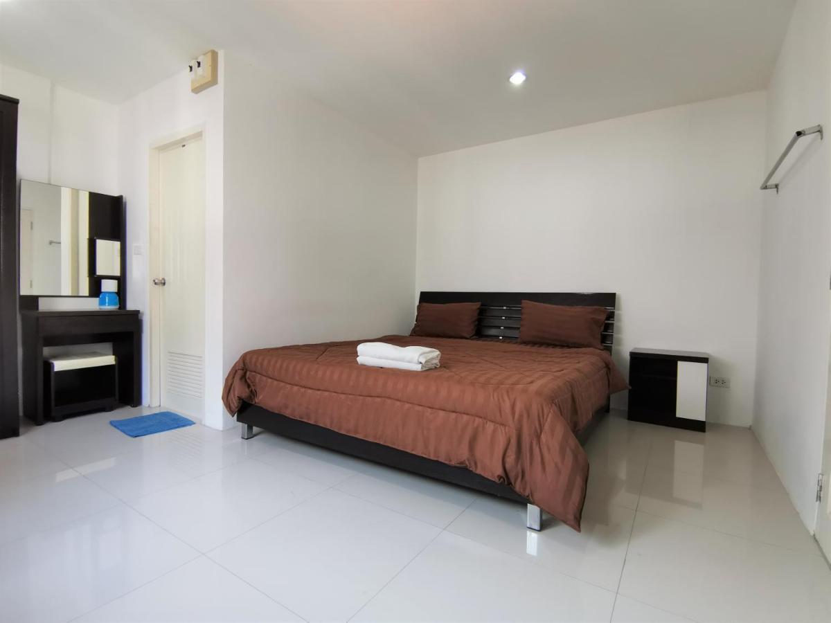 Sure Guesthouse Pantai Kamala Bagian luar foto